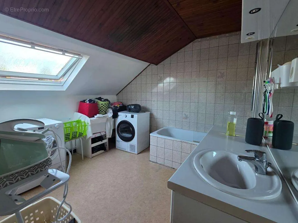 Salles de bain - Maison avec Jardin et Garage à Fourmies