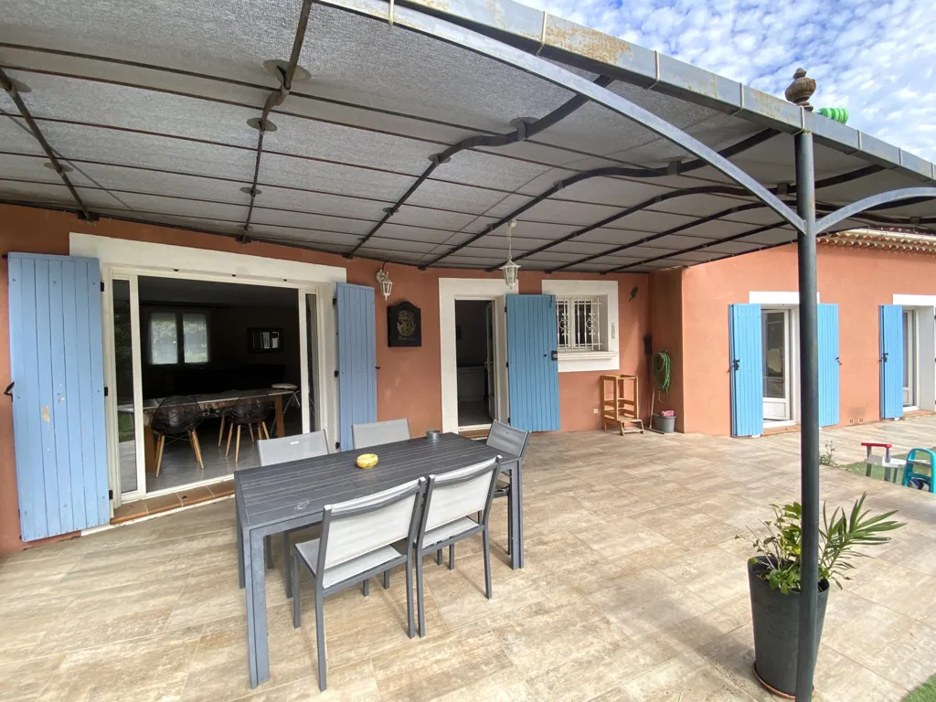 Terrasse - Maison de Plain-Pied avec Piscine à Rocbaron