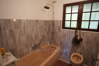 Salles de bain - Maison Traditionnelle avec Oliviers à Cabris