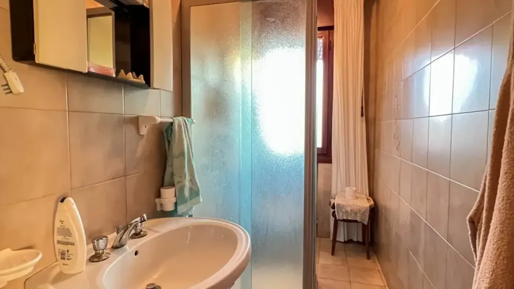 Bagni - Independent House with Workshop in Cona