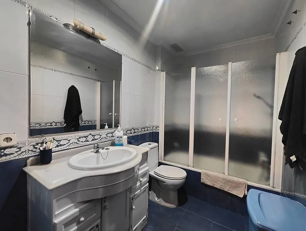 Salles de bain - Apartment with Balcony in Los Palacios