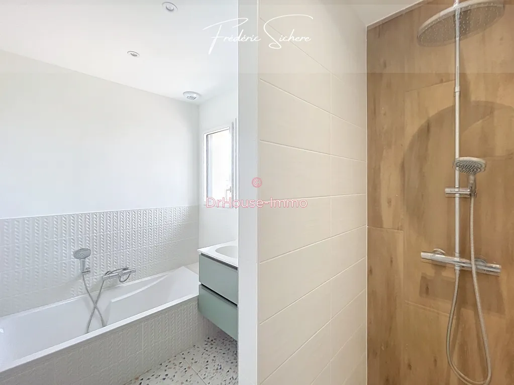 Salles de bain - Maison Contemporaine avec Piscine à La Jarrie