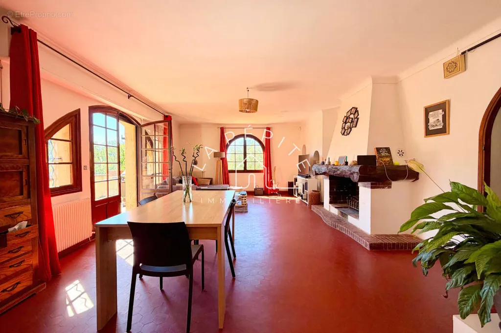 Söögituba - Charming Provençal House with Sea View in Spéracèdes