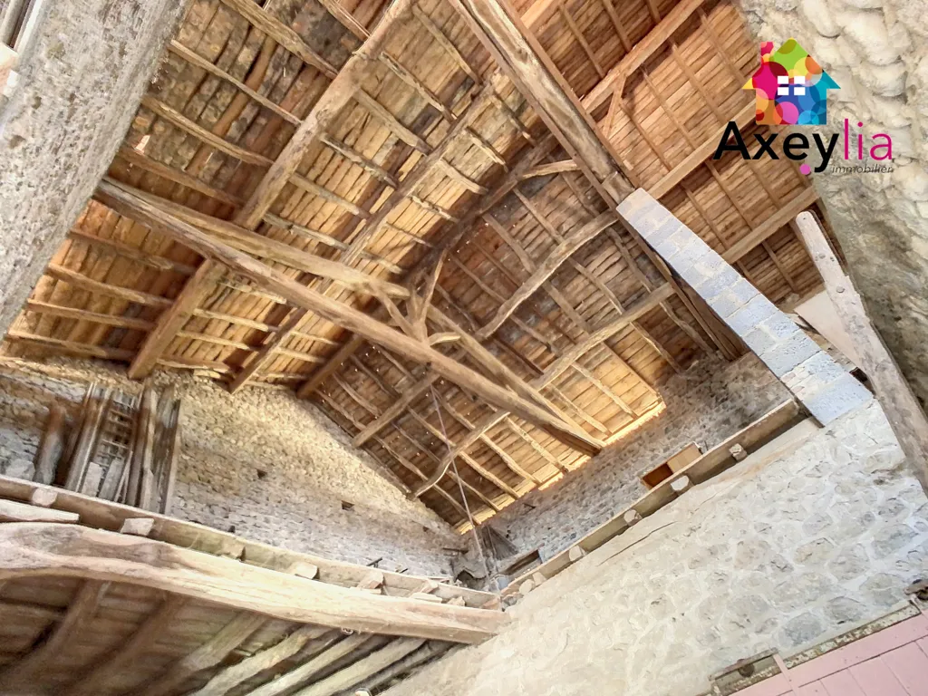 Pièces - Tènement à Rénover au Centre de Renaison
