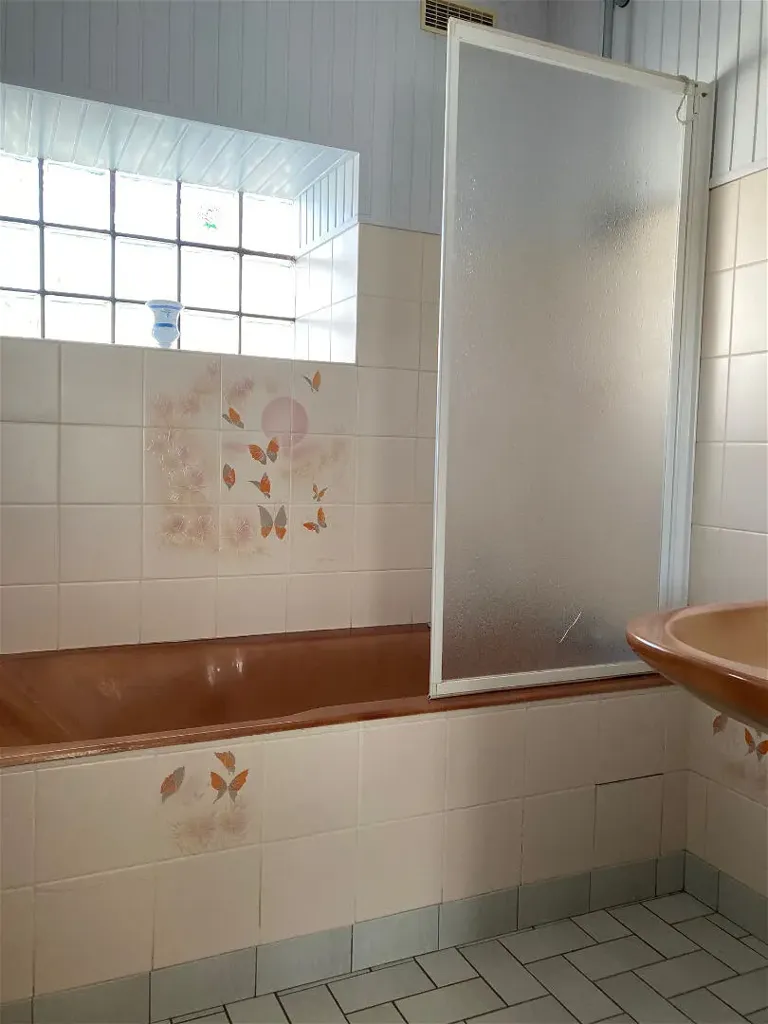 Salles de bain - Maison en Pierre à Bréhal avec Cheminée