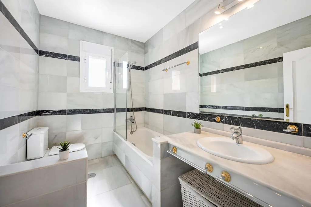 Bathrooms - Andalusian Villa with Pool in Sotogrande