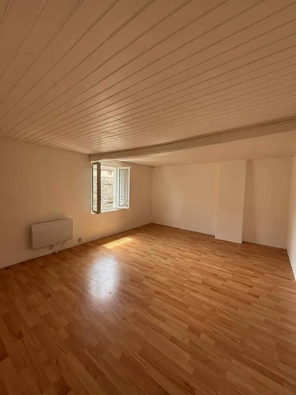 Pièces - Maison de Village avec Garage à Proximité