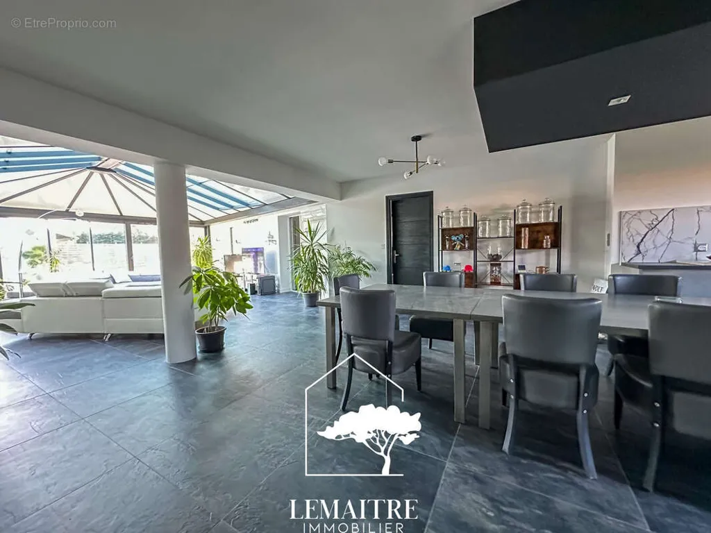 Salle à manger - Maison Contemporaine avec Piscine aux Mathes