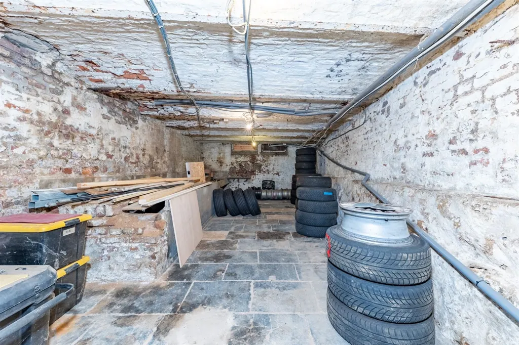 Garage - Maison de Caractère avec Piscine à Proximité