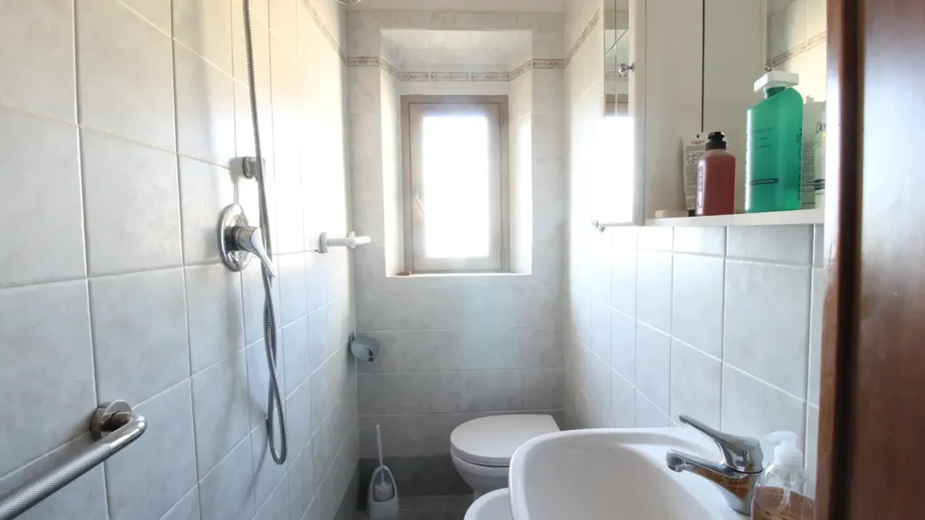 Salles de bain - Rustic Tuscan-Style Apartment in Capraia e Limite