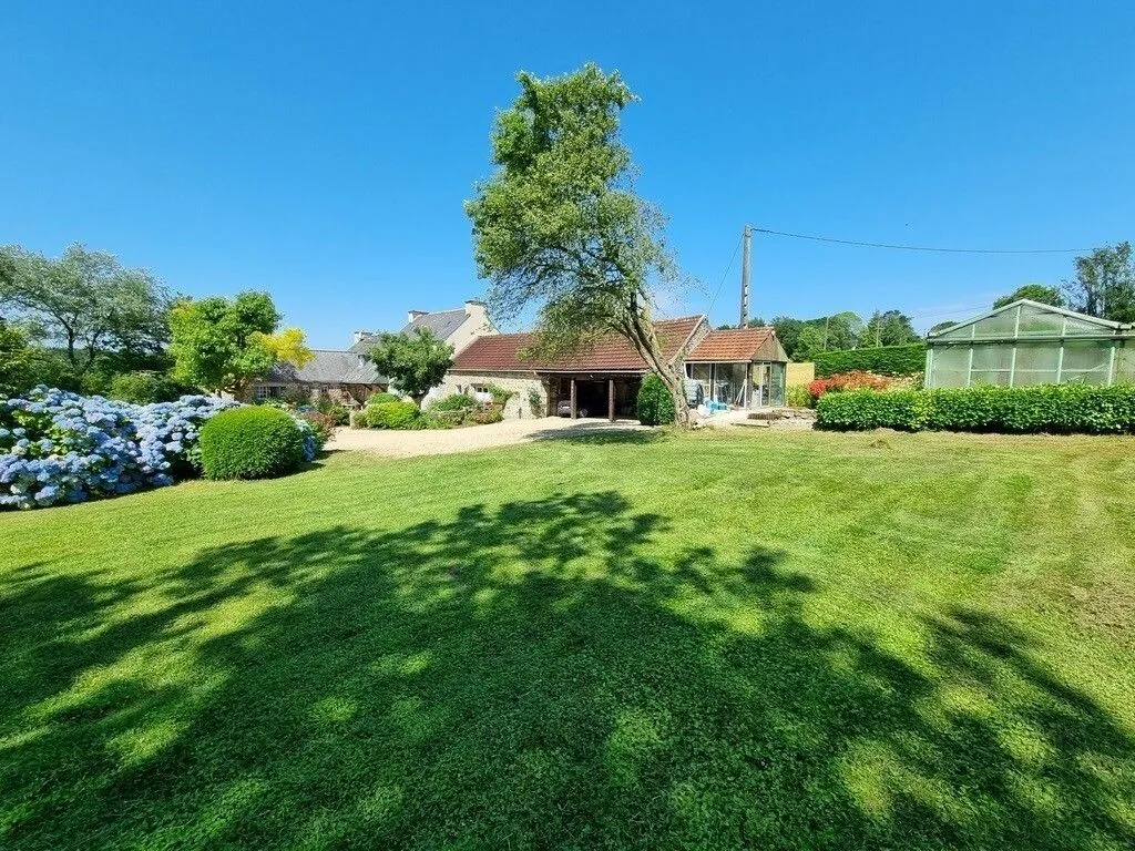Aed - Farmhouse with Equestrian Features in La Roche-Maurice
