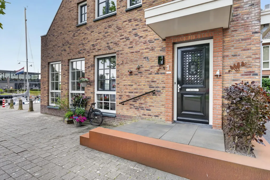 Exterior - Half-Freestanding House with Harbour View in Oude-Tonge
