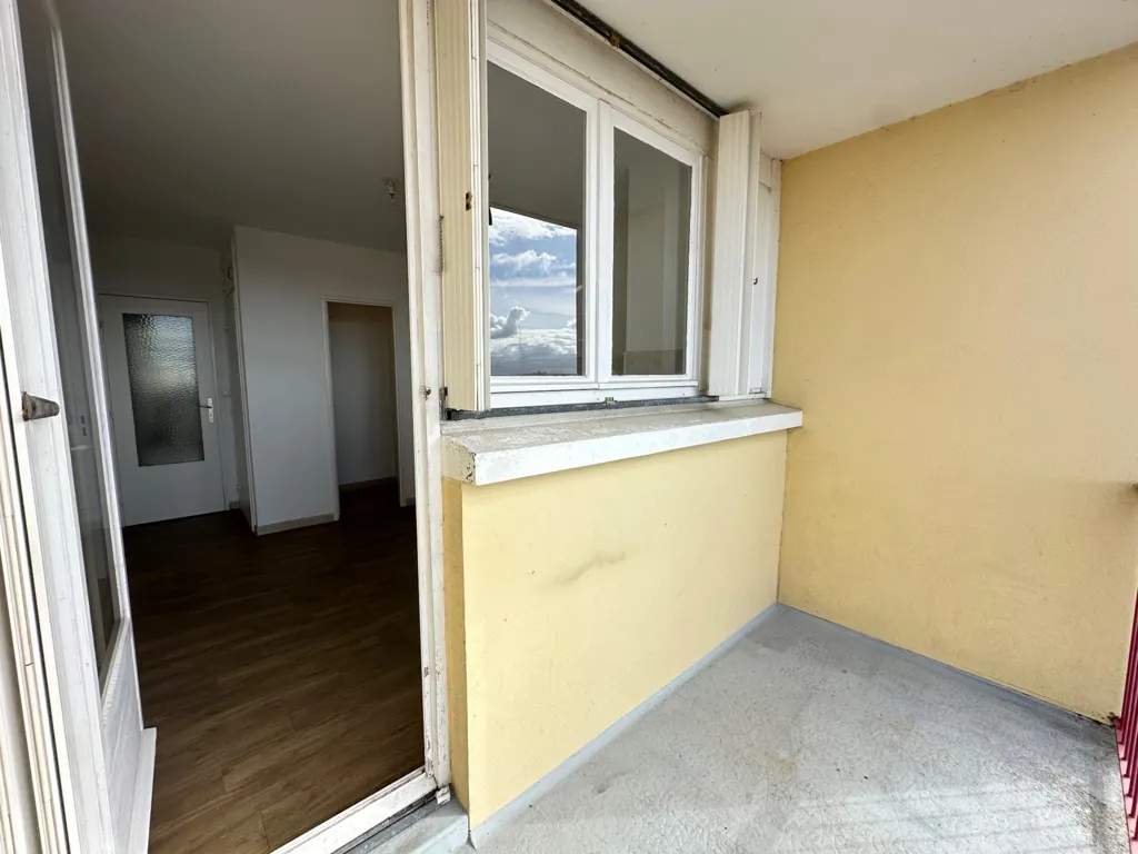 Balcony - 3-Bedroom Apartment with Panoramic View in Le Mans