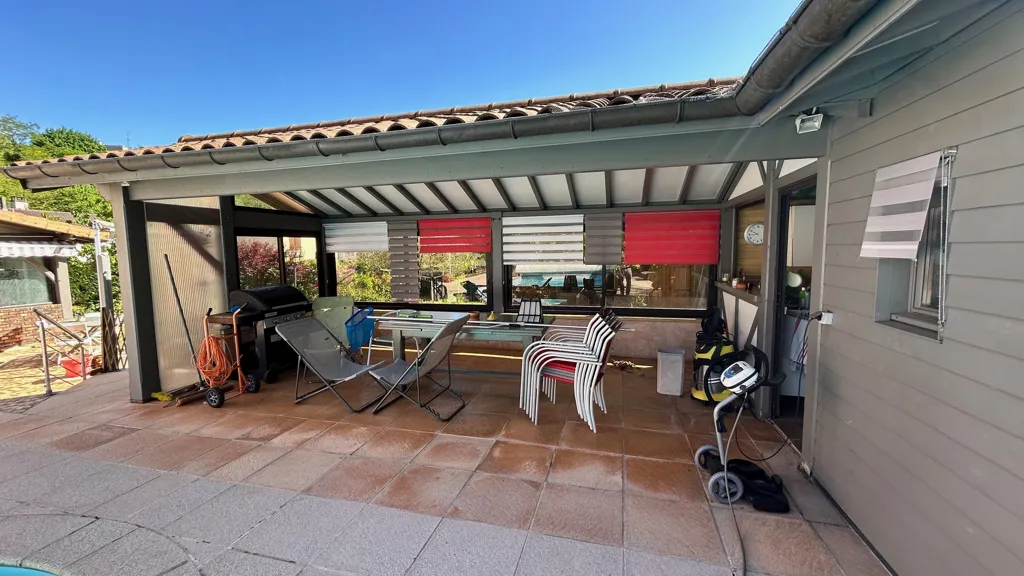 Terrasse - Villa avec Piscine et Jardin à Flacé