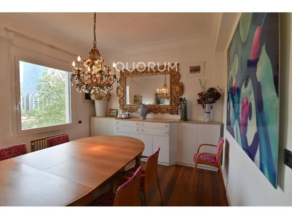 Salle à manger - Señorial Flat with Park Views in Abando, Bilbao
