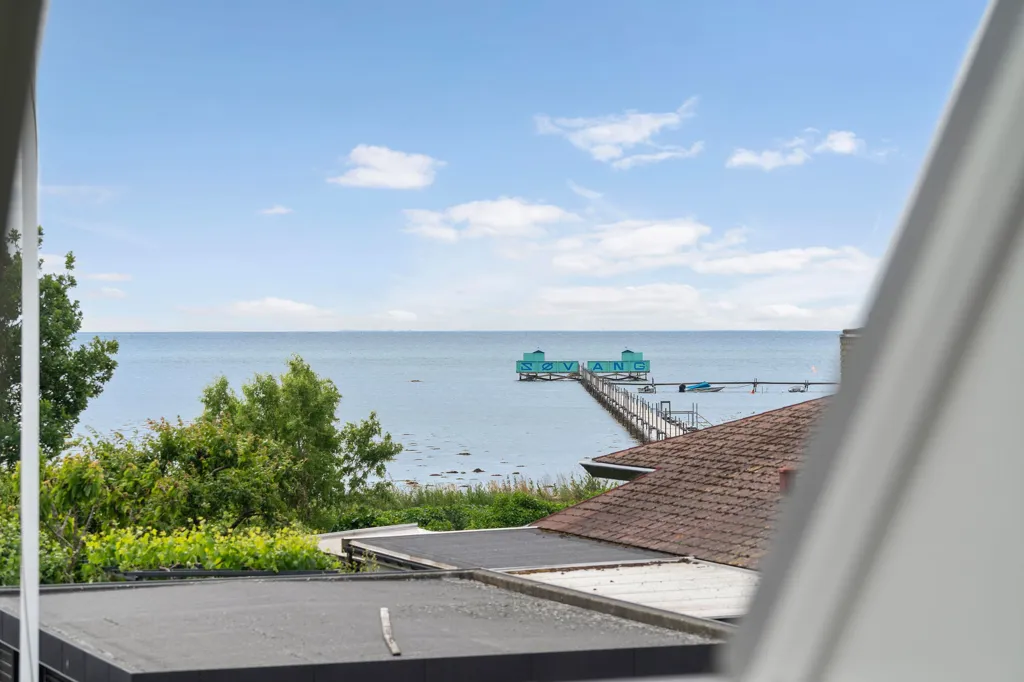 Balcon - 1930s Cottage with Sea View in Søvang