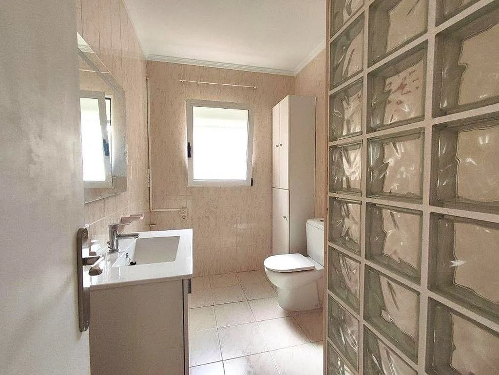 Bathrooms - Semi-Detached House Near Beach in Dénia