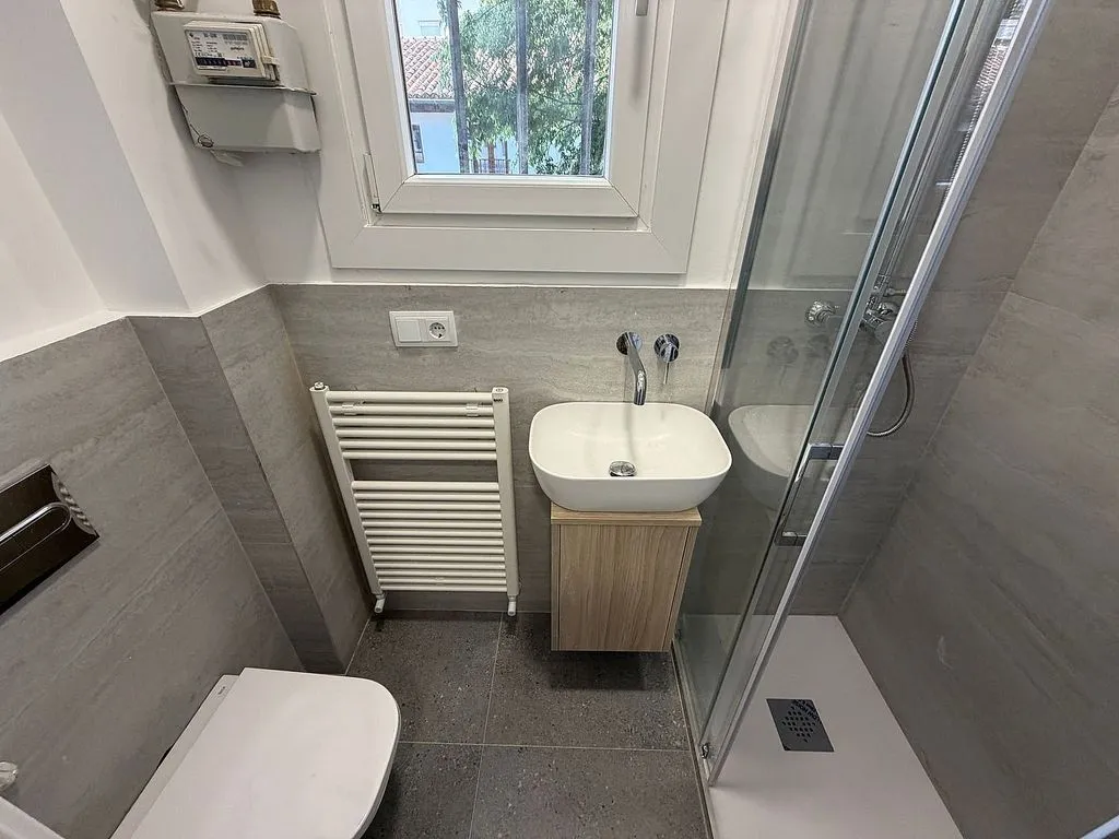 Bathrooms - 2-Bedroom Flat in Corrala, Malasaña