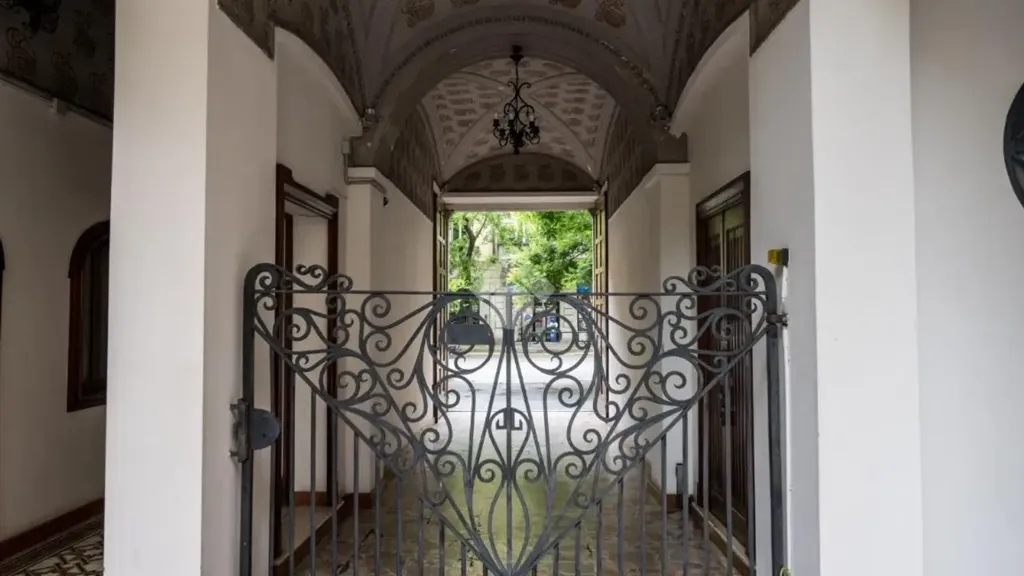 Esik - Elegant Trilocale with Balcony in Milan