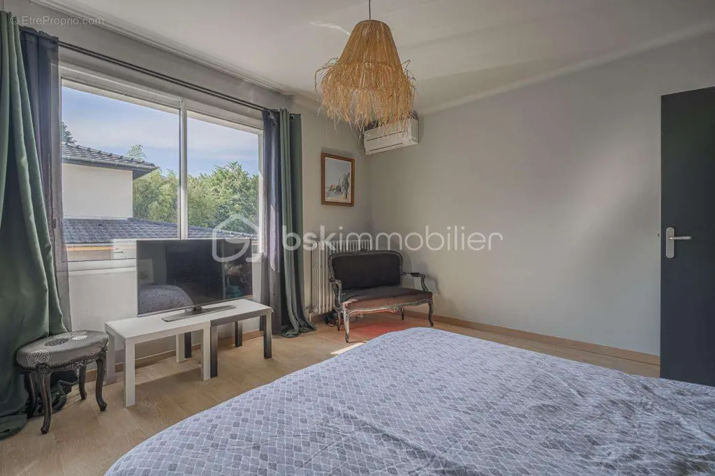 Chambres - Villa avec Piscine et Garage à Poisat