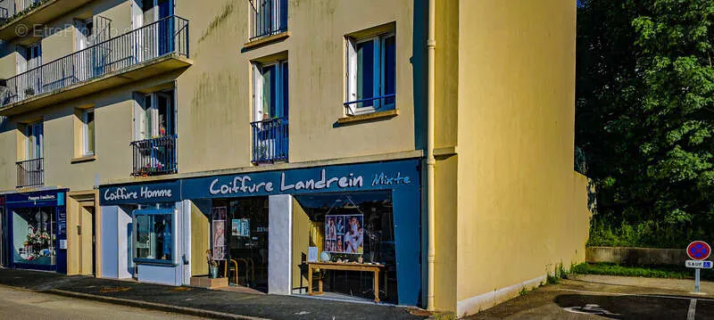 Exterior - Coiffure Salon with Market View in Douarnenez