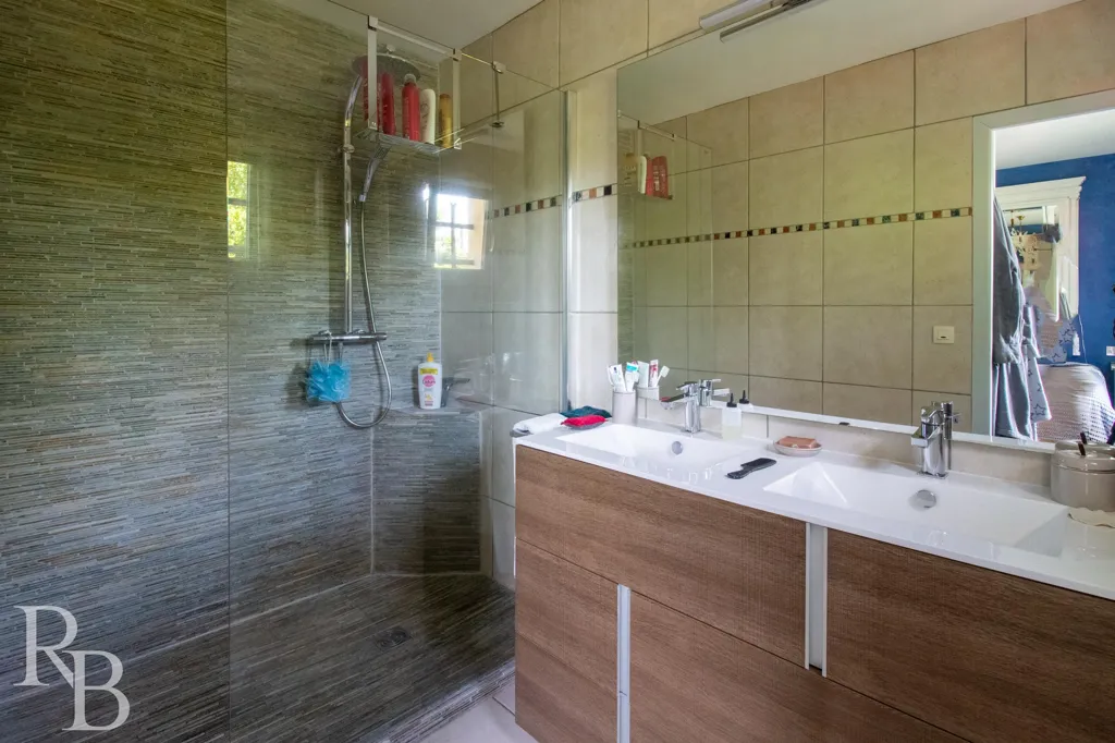 Vannitoad - 7-Piece House with Pool in Theix-Noyalo