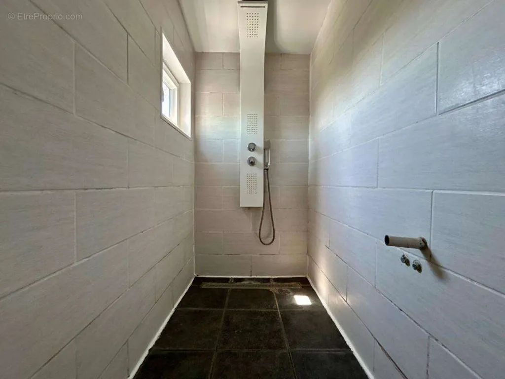 Bathrooms - Luxury House with Garden in Bordeaux