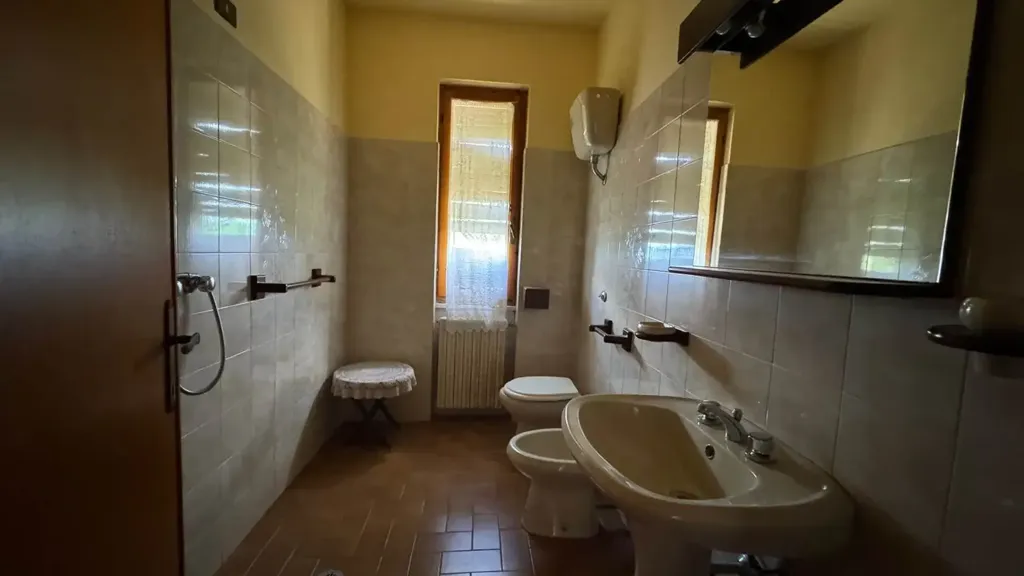 Salles de bain - Rustic Farmhouse with Lake View in Santa Luce