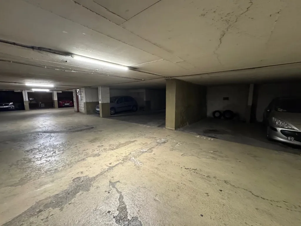 Garaaž - Secure Parking in Luxury Building, Nice