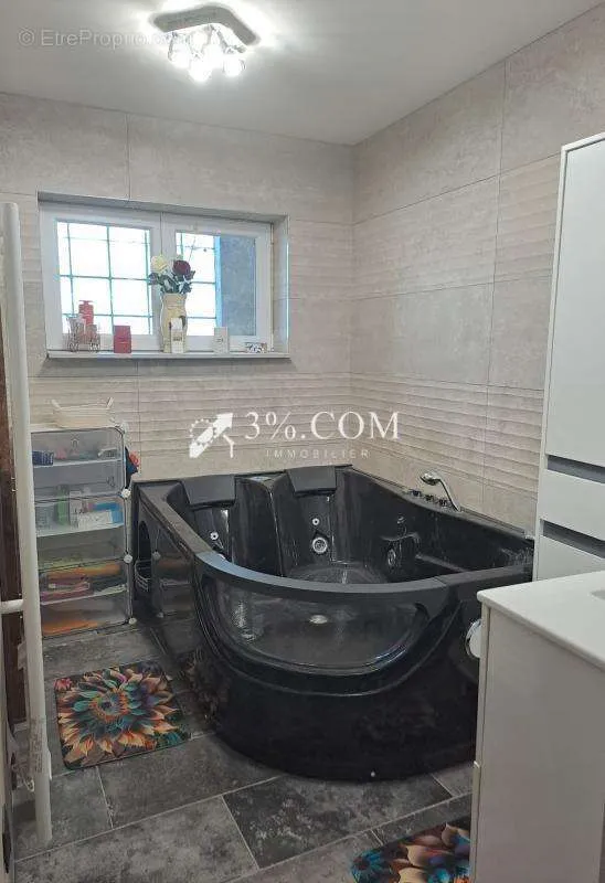 Salles de bain - Maison Individuelle avec Jardin à Vendin-le-Vieil