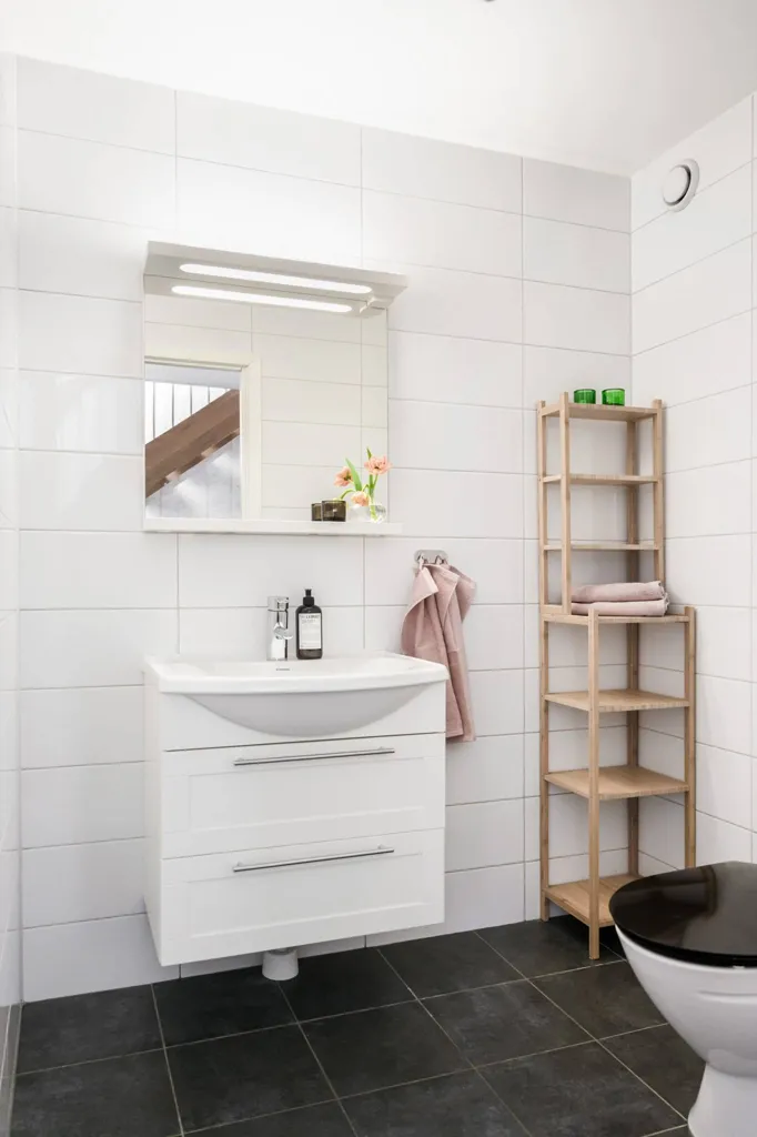 Bathrooms - Spacious Villa with Garden in Lund