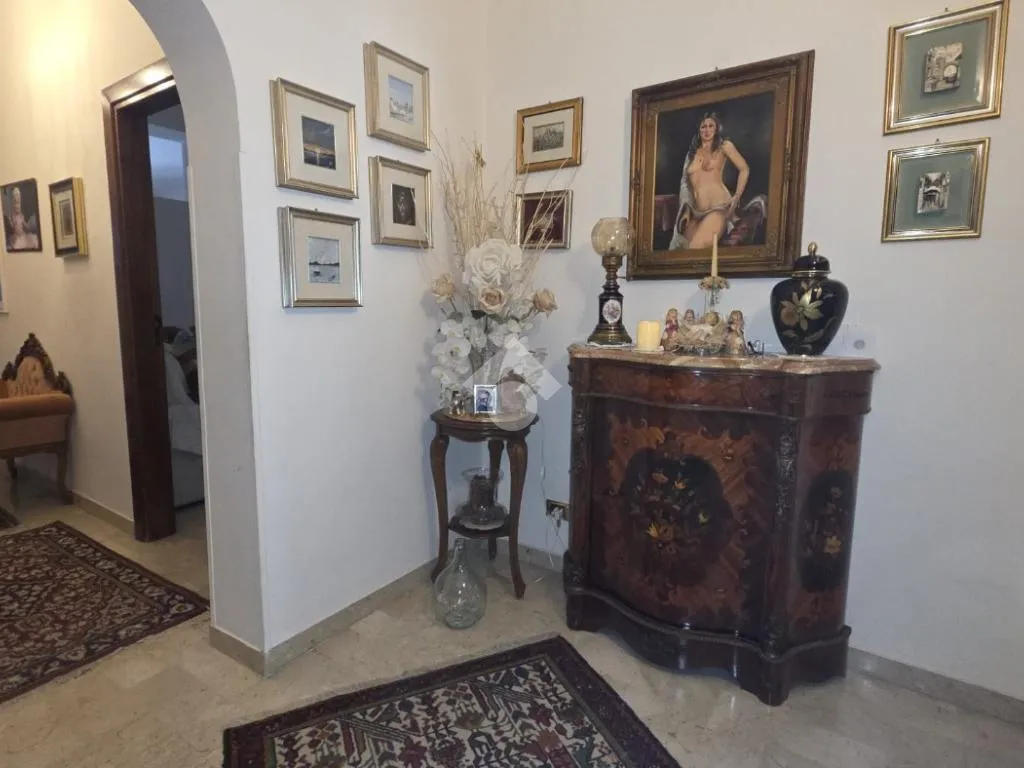 Esik - 3-Bedroom Apartment with Balcony in Bari