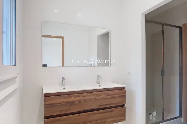 Salles de bain - Appartement en Dernier Étage avec Terrasse sur le Toit à Proximité des Plages