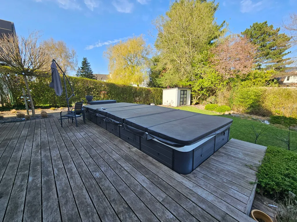 Terrass - Villa with Pool and Jacuzzi in Versailles, Waterloo