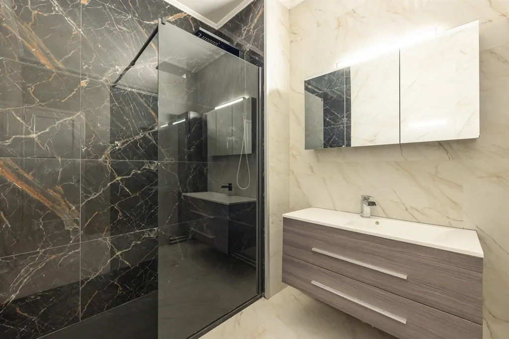 Bathrooms - Renovated Apartment with Views in Antwerp