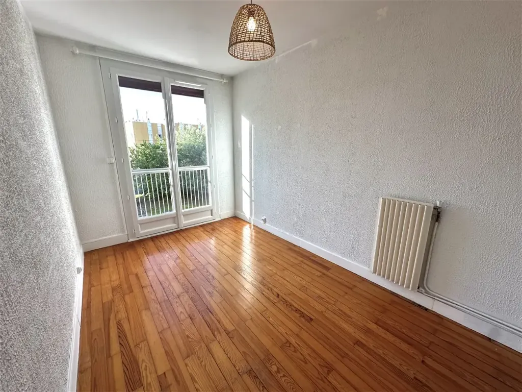 Pièces - Appartement avec Balcon au 1er Étage