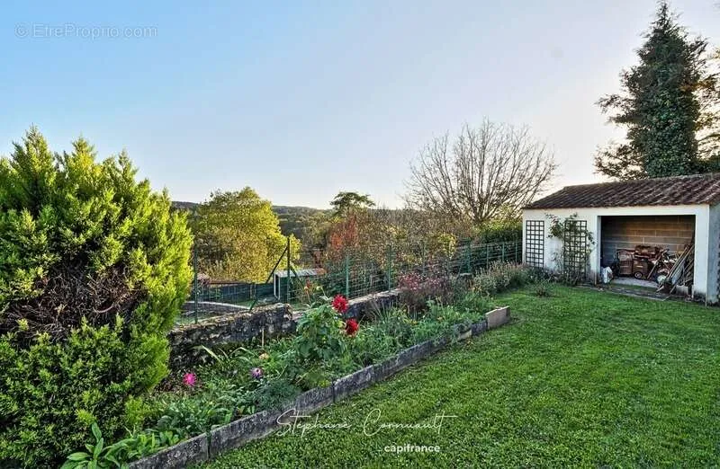 Jardin - Ensemble de Maisons avec Piscine dans un Hameau Paisible