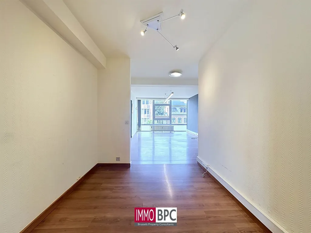 Pièces - Espace de Bureau avec Luminosité Naturelle à Molenbeek-Saint-Jean