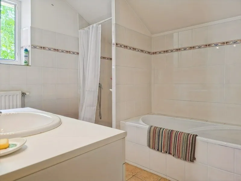Salles de bain - Propriété Charmante avec Jardin à Saint-Célerin