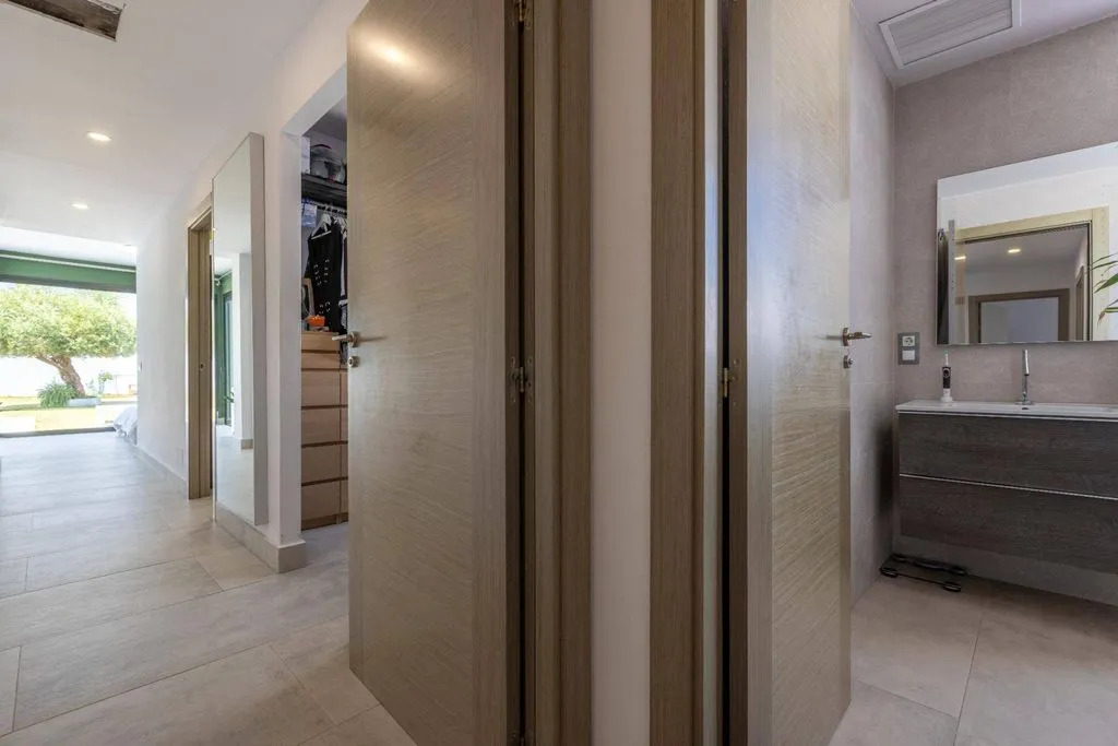 Bathrooms - Detached House with Pool in Guadacorte, Andalusia