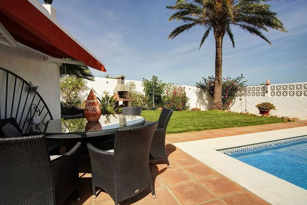 Piscine - Modern Villa with Pool in Torreguadiaro