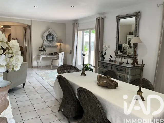 Salle à manger - Maison Traditionnelle avec Piscine à Labastide-de-Virac