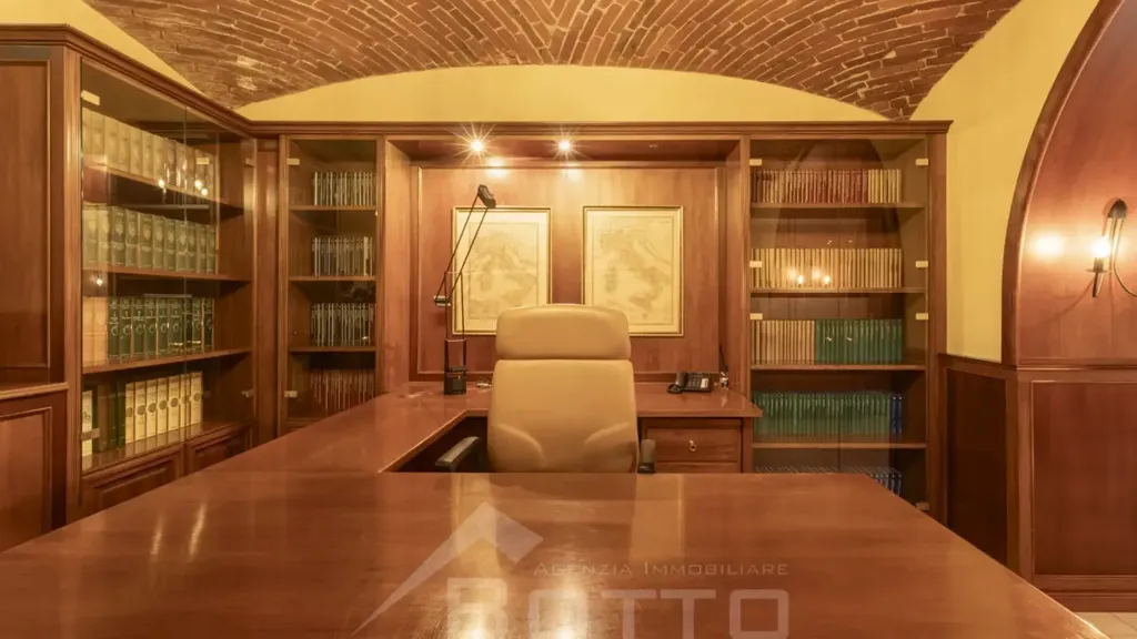 Bureau - Historic Villa with Central Location in Grignasco