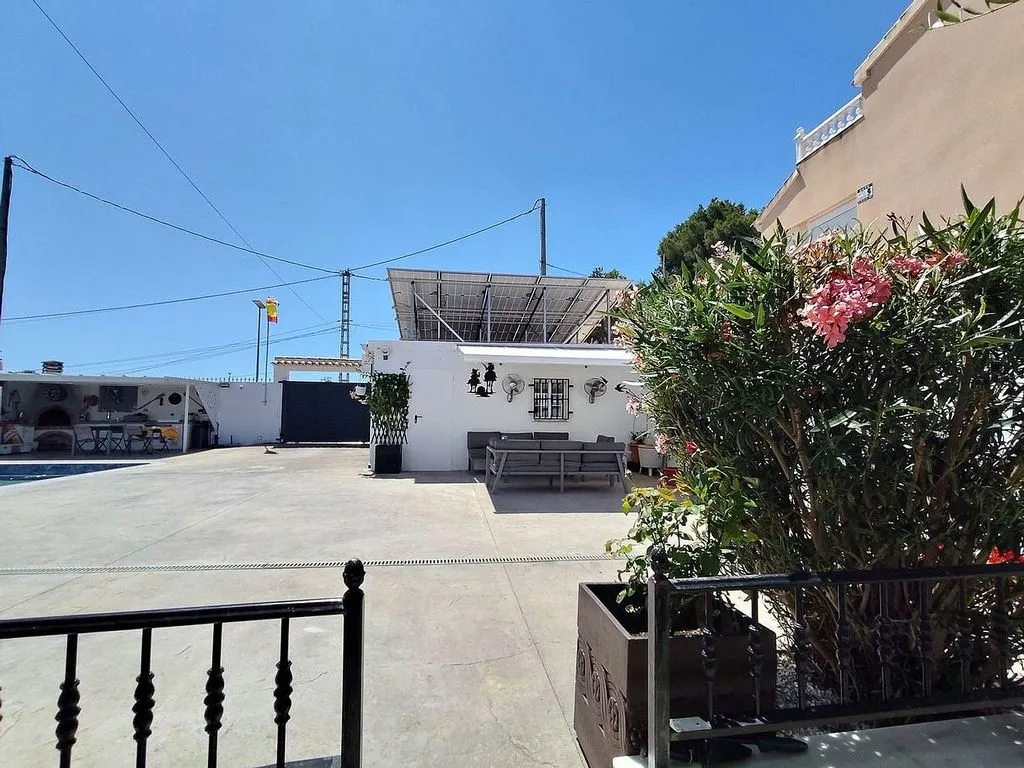 Bassein - Three-Bedroom House with Pool in Jacarilla
