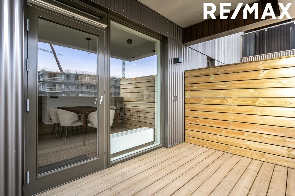 Balcon - 5-Bed Apartment with Balcony in Álftanes