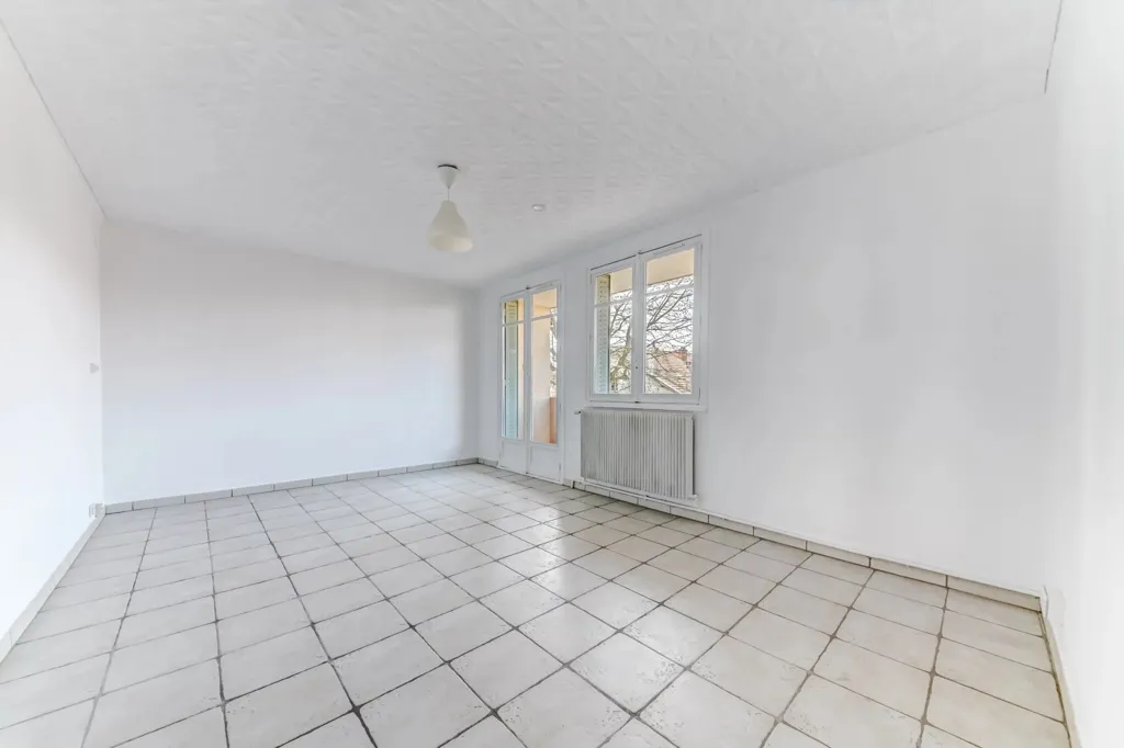 Toad - Renovated 4-Bed Flat with Balcony in Lyon 8