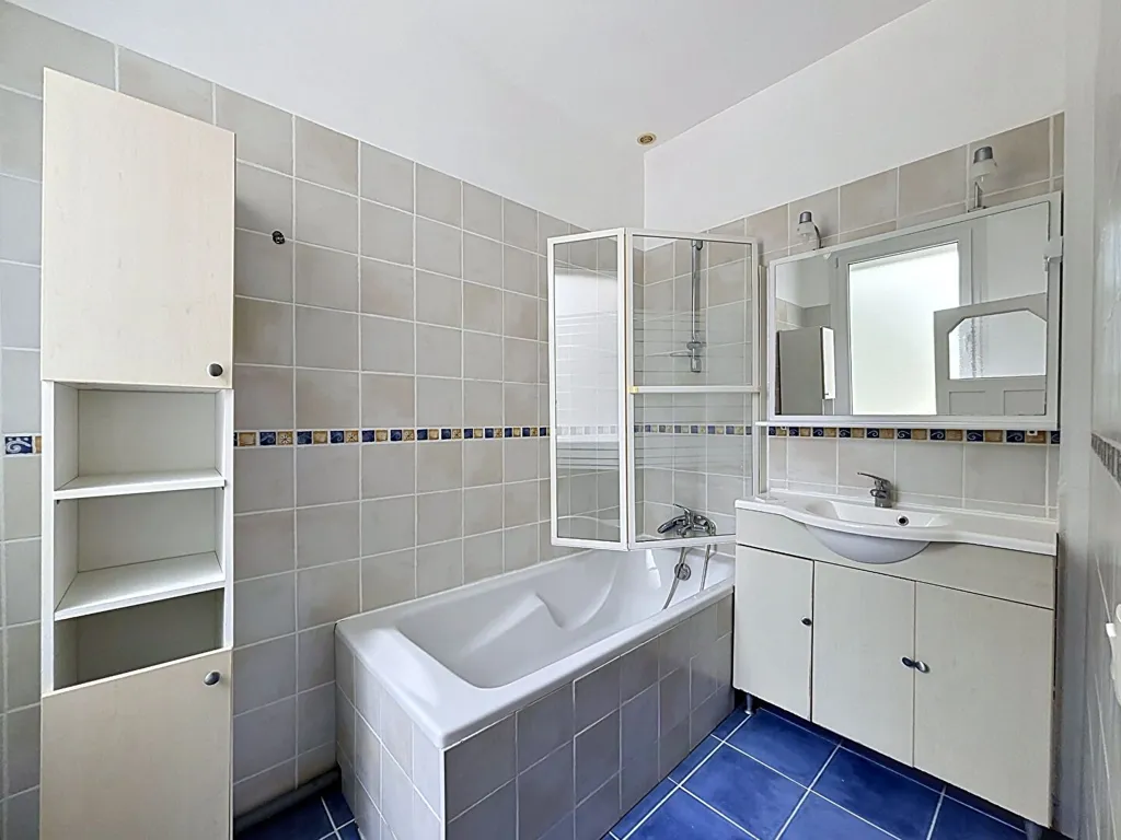Salles de bain - Maison des Années 30 avec Piscine à Sucé-sur-Erdre