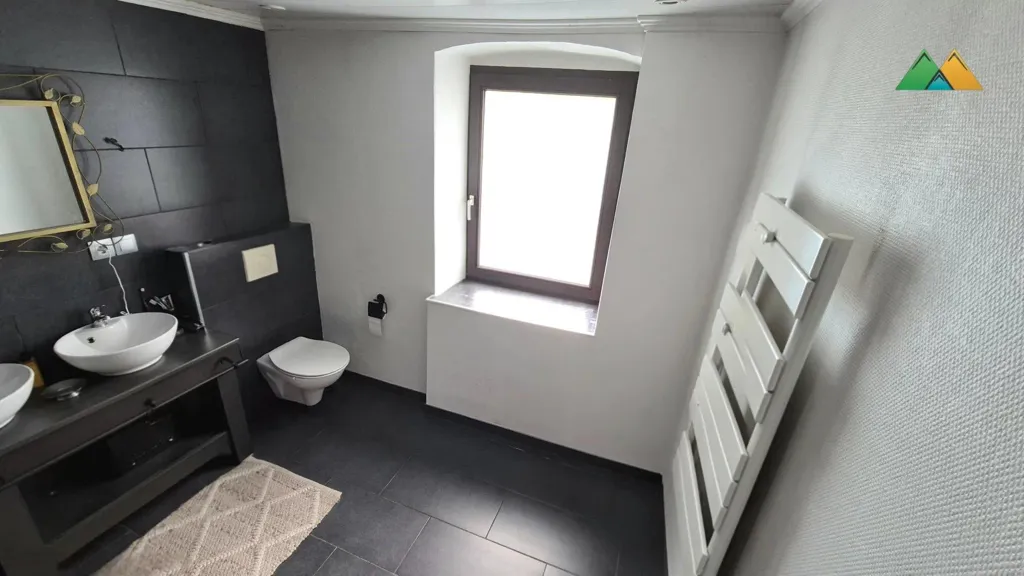 Salles de bain - Maison avec Terrasse et Jardin à Wormeldange