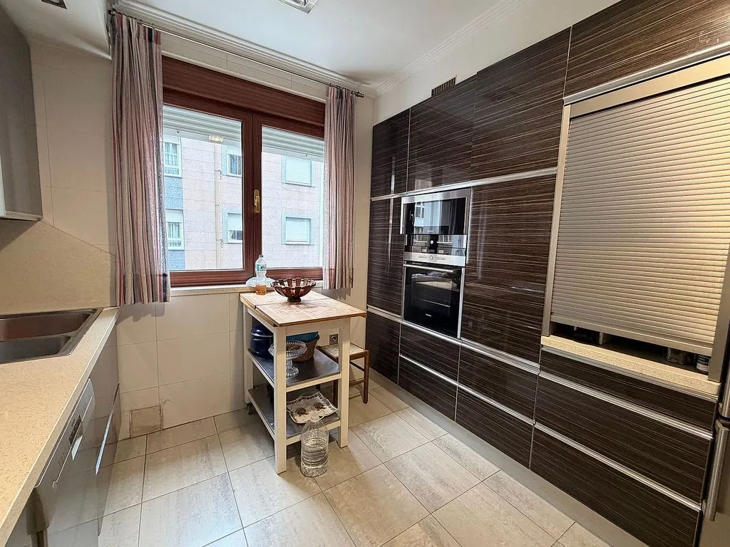 Cucina - Spacious Apartment with Dual Entrances in Mieres
