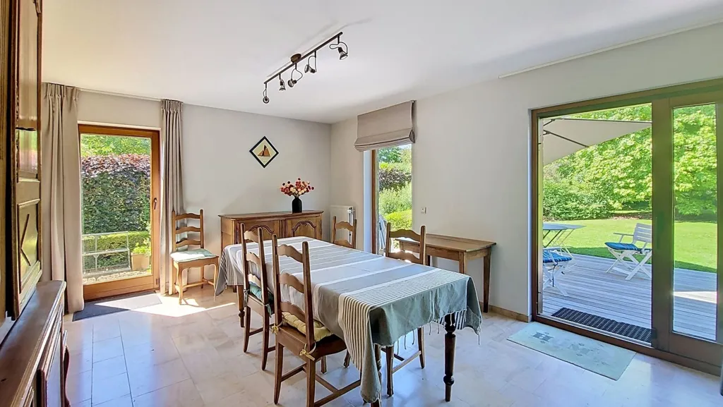 Salle à manger - Villa avec Espace Professionnel à Haillot